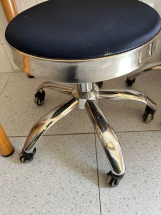 Silla de estética o peluquería con ruedas