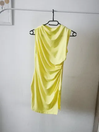 Vestido amarillo drapeado