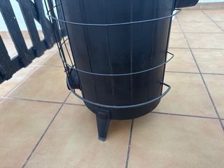 Estufa de leña antigua de metal sin tapadera