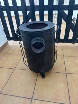 Estufa de leña antigua de metal sin tapadera