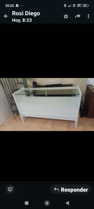 Mostrador de tienda blanco y cristal