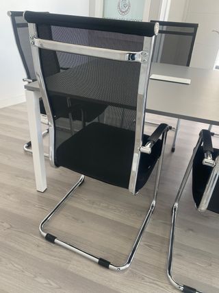 Sillas de oficina negras y plateadas