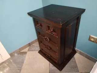 Mesita de noche de madera oscura