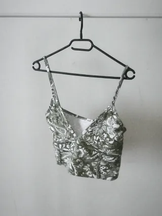 Top estampado floral verde y blanco