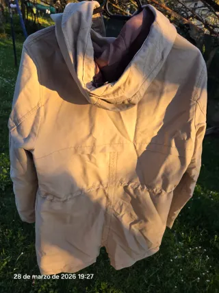 Cappotti blu navy e beige.