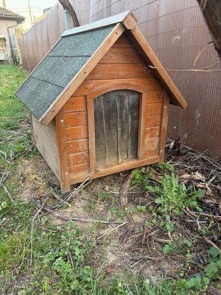 Caseta para mascotas de madera y plástico