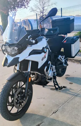 BMW F 750 GS con maletas originales.