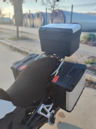 BMW F 750 GS con maletas originales.
