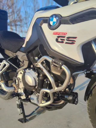 BMW F 750 GS con maletas originales.
