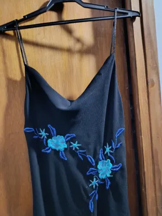 Vestido largo negro bordado en azul talla 38