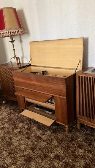 Magnetófono antiguo con tocadiscos, cintas y altav