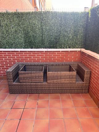 Sofá Chaise longue mimbre con mesa exterior