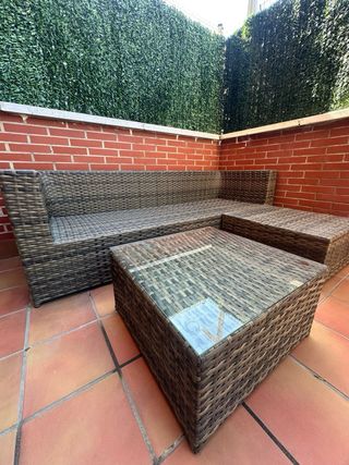 Sofá Chaise longue mimbre con mesa exterior