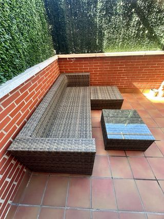 Sofá Chaise longue mimbre con mesa exterior