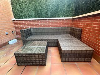 Sofá Chaise longue mimbre con mesa exterior