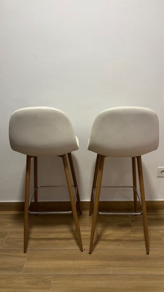 Dos taburetes de cocina blancos