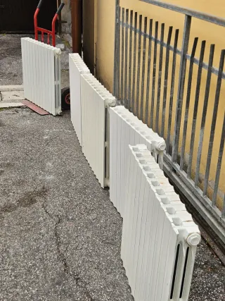 Vendo stock di 5 termosifoni in ottime condizioni