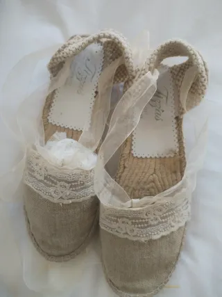 Alpargatas beige con encaje y lazo