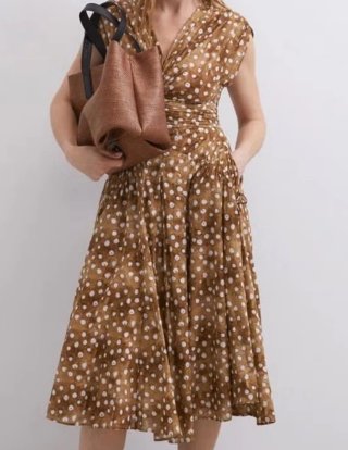 Vestido largo midi verde con topos blancos