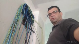 Hola, ¿qué tal? Soy electricista y busco trabajo.