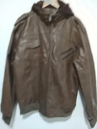 Chaqueta de cuero con capucha