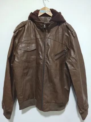 Chaqueta de cuero con capucha