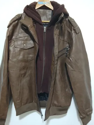 Chaqueta de cuero con capucha