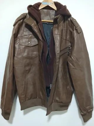 Chaqueta de cuero con capucha