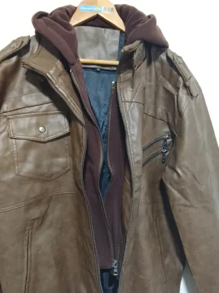 Chaqueta de cuero con capucha