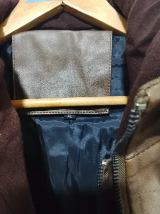 Chaqueta de cuero con capucha