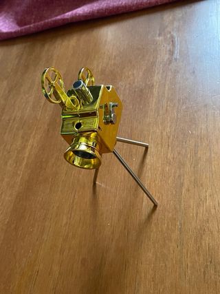 Mechero dorado estilo cámara de cine