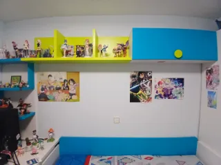 Habitación juvenil con cama y escritorio