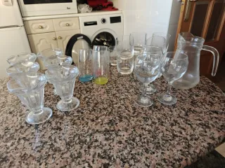 Juego de copas y vasos de cristal