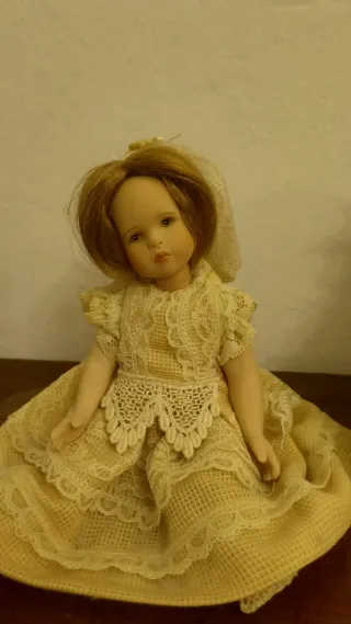 Muñecas de porcelana con silla