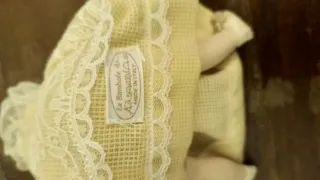 Muñecas de porcelana con silla