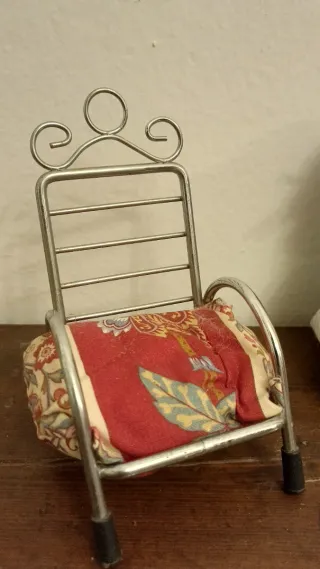 Muñecas de porcelana con silla