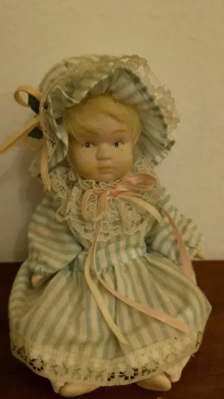 Muñecas de porcelana con silla