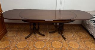 Mesa de comedor ovalada de madera