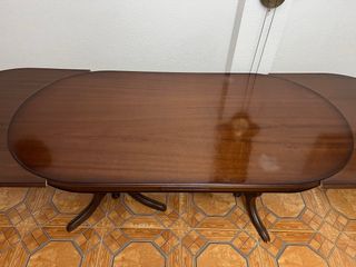 Mesa de comedor ovalada de madera