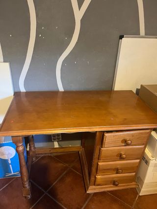 Scrivania in legno massello con cassetti