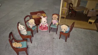 Lote Casa Sylvanian con Muebles y Figuras
