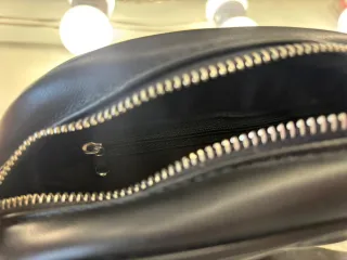 Bolso negro acolchado Bershka