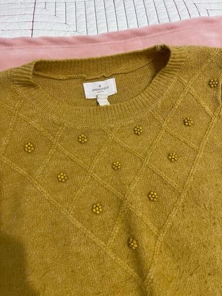 Jersey amarillo con flores de bolitas