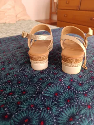 Sandalias Beige y Doradas