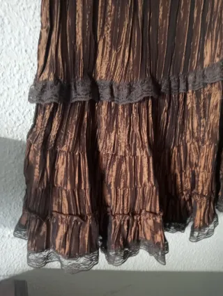 Falda marrón con volantes y encaje