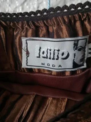 Falda marrón con volantes y encaje