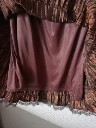 Falda marrón con volantes y encaje