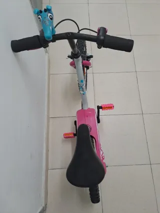 Bicicleta BTWIN infantil rosa con dibujos