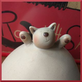 Figure di gatti grassi in ceramica, decorazioni portalibri