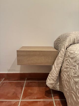 Mesitas de noche flotantes de madera
